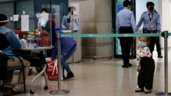 Pasajeros de vuelos transatlánticos llegan al Aeropuerto Internacional de Incheon, en Corea del Sur, en medio de la pandemia del coronavirus. Diciembre 28 de 2020.