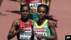 Faith Chepngetich Kipyegon wa Kenya akipambana na Genzebe Dibaba wa Ethopia 