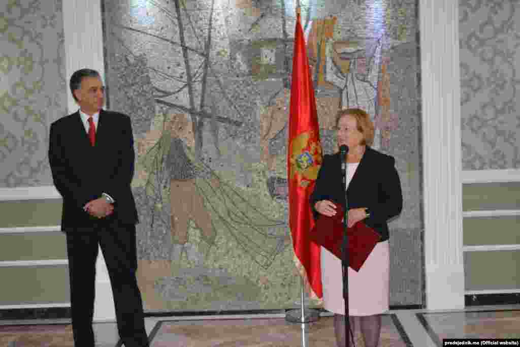 President of Montenegro, Filip Vujanovic awards VOA Director Amanda Bennett with the National Award of Recognition in Podgorica, Montenegro on September 25, 2017 (Courtesy of predsjednik.me).