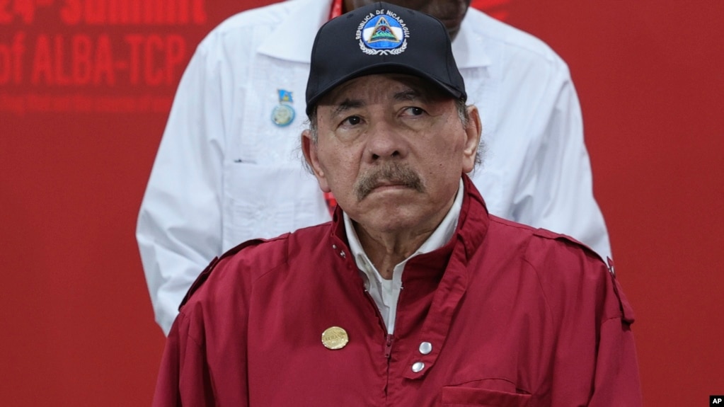 ARCHIVO - Daniel Ortega, posa para una fotografía grupal en una cumbre de la Alianza Bolivariana para los Pueblos de Nuestra América (ALBA) en Caracas, Venezuela, el 14 de diciembre de 2024. 