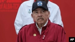 Presiden Nikaragua Daniel Ortega, berpose untuk foto bersama di sebuah pertemuan puncak Aliansi Bolivarian untuk Rakyat Amerika Kita (ALBA) di Caracas, Venezuela, Sabtu, 14 Desember 2024. (Foto: AP)