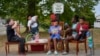 Los niños se reúnen para vender papas fritas, el martes 17 de septiembre de 2024, en Springfield, Ohio. Algunos no pudieron ir a la escuela debido a las amenazas de bomba en sus escuelas. [Foto: AP]