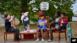 Los niños se reúnen para vender papas fritas, el martes 17 de septiembre de 2024, en Springfield, Ohio. Algunos no pudieron ir a la escuela debido a las amenazas de bomba en sus escuelas. [Foto: AP]