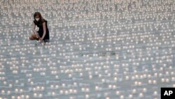 La OMS señala que en Europa siguen aumentando los casos COVID. En esta imagen de archivo del 10 de mayo de 2021, una mujer enciende una vela para recordar a las víctimas de la pandemia en el Castillo de Praga, en Praga, República Checa. (AP Foto/Petr David Josek, archivo)