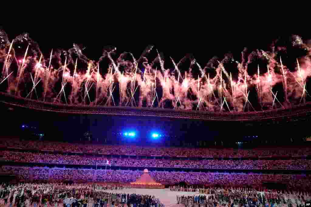 Los fuegos artificiales explotan al aire para dar as&#237; inicio a los Juegos Ol&#237;mpicos de Tokio 2021, en Jap&#243;n.