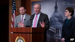 미국 민주당 팀 케인 상원의원이 12일 워싱턴 의회에서 ‘전쟁권한법(War Powers Act)’ 적용 기준을 강화하는 결의안에 대해 설명하고 있다.