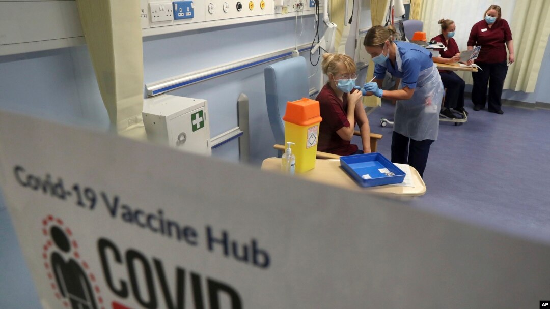 Warga Skotlandia menerima vaksinasi Covid-19 buatan Pfizer/BioNTech di sebuah klinik di Edinburgh (8/12). 