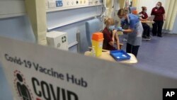 Warga Skotlandia menerima vaksinasi Covid-19 buatan Pfizer/BioNTech di sebuah klinik di Edinburgh (8/12). 