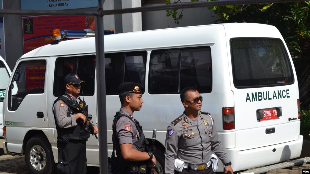 Ambulans berisi peti-peti mati bagi terpidana hukuman mati di pelabuhan di Cilacap, Jawa Tengah (28/4). (VOA/Nurhadi Sucahyo)