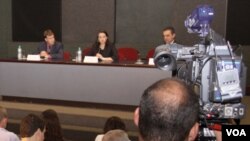 El represente de seguridad del Consulado Estadounidense en São Paulo, Aaron Codispoti, la fiscal Aline Zavaglia y el delegado Francisco Alberto de Souza Campos en la rueda de prensa.