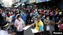 Migrant workers queue for a COVID-19 nasal swab test at a migrant community, amid the coronavirus disease (COVID-19) outbreak, in Samut Sakhon province, in Thailand, December 20, 2020. (REUTERS/Athit Perawongmetha)