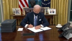 Prezidan Joe Biden adopte yon seri dekrè tankou sou imigrasyon, sante ak ekonomi