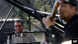 Herbie Hancock (kiri) dan pemetik bas Roland Guerin tampil di konser pagi menandai perayaan Hari Jazz Internasional di New Orleans (30/4).