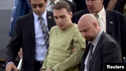 El actor pornográfico Luka Rocco Mañota, de 29 años, es escoltado a su llegada a Montreal.