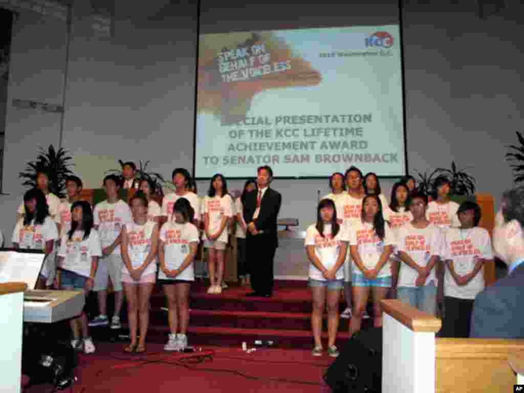 횃불 기도회에서 샘 브라운백 상원의원을 소개하는 KCC 한인2세들