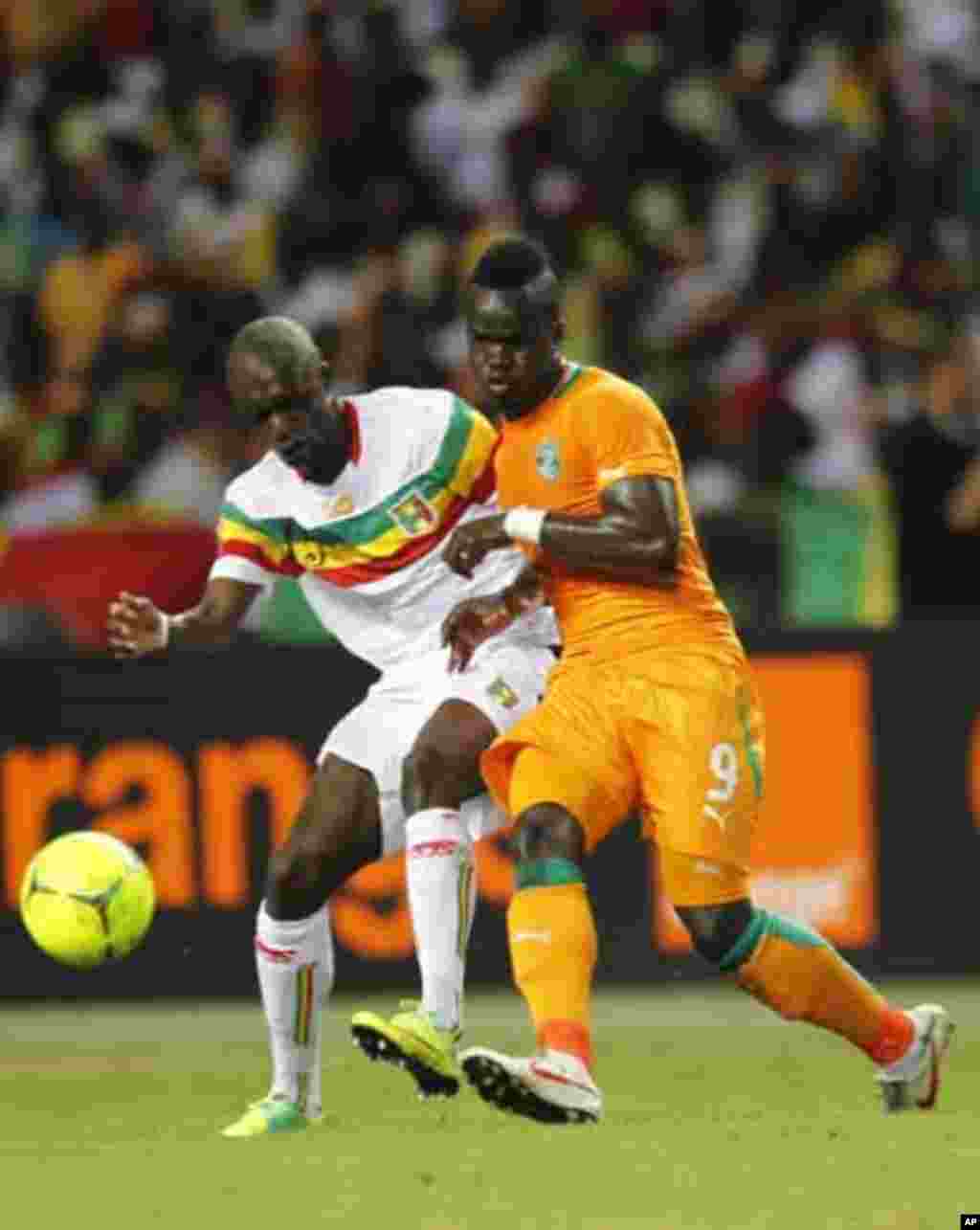 Ivory Coast's Ismael Tiote (9) fights for the ball against Mali's Bakare Traore during their African Nations Cup semi-final soccer match at the Stade De L'Amitie Stadium in Gabon's capital Libreville February 8, 2012.