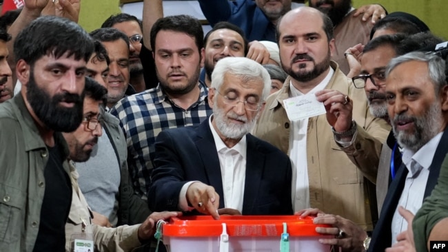 Kandidati Said Jalili duke votuar