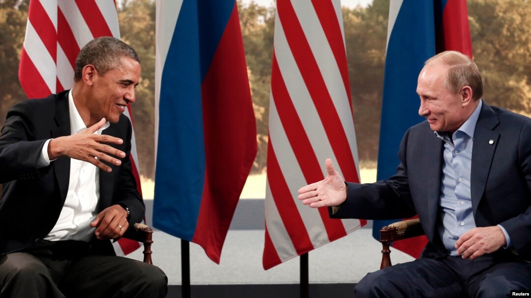 Presiden AS Barack Obama (kiri) bertemu Presiden Rusia Vladimir Putin di sela-sela KTT G8 di Lough Erne, Irlandia Utara (17/6). 