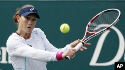 Samantha Stosur maju ke babak final Family Circle Cup setelah mengalahkan Venus WIlliams di Charleston, South Carolina (6/4).