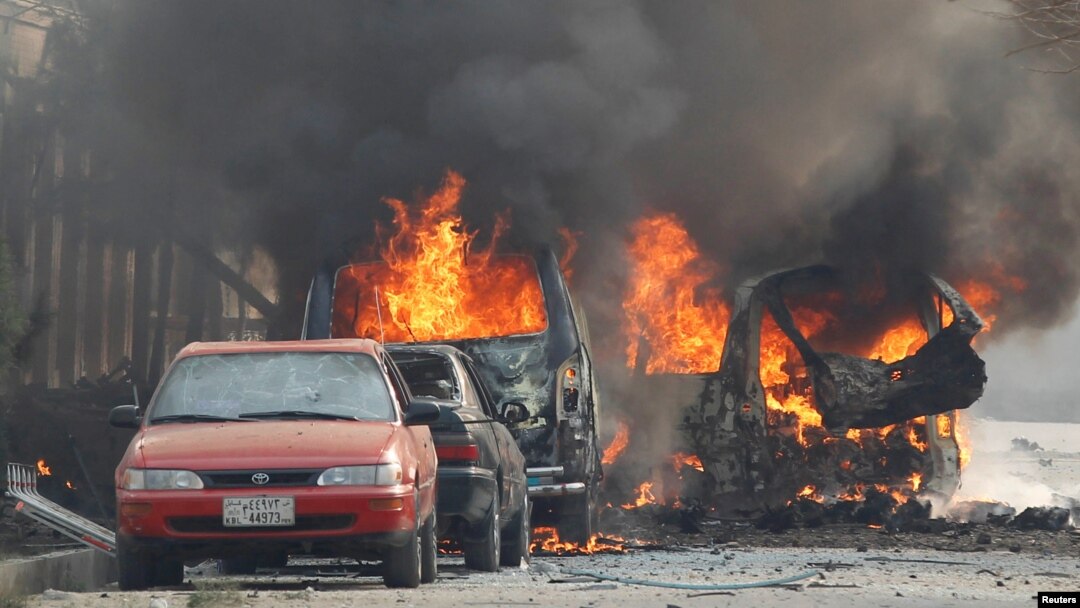 Beberapa mobil terbakar akibat ledakan saat kawanan bersenjata menyerang kantor "Save the Children" di Jalalabad, Afghanistan, Rabu (24/1). 