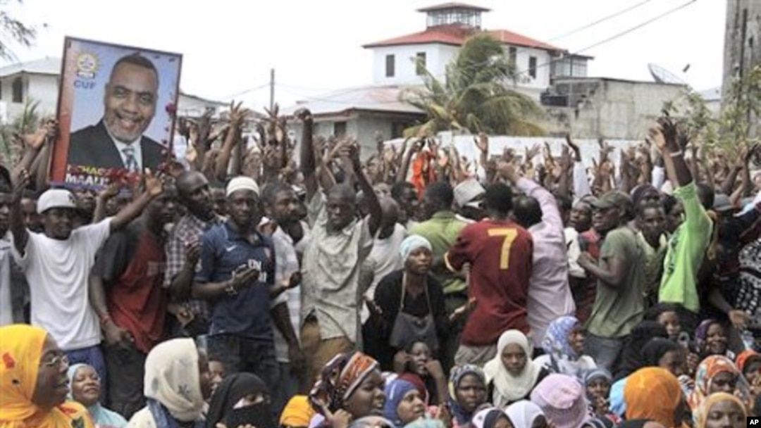 Holding a photo of their presidential candidate, supporters from the opposition CUF party gather at Bwawani, counting center for the Zanzibar Electoral Commission (ZEC), in Stonetown on the island of Zanzibar, Tanzania, 01 Nov 2010