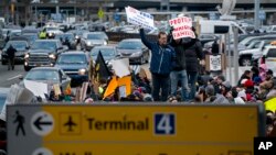 Des manifestations ont lieu en dehors de l'aéroport JFK à New York, le 28 janvier 2017.