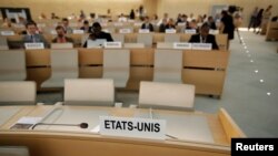 Los asientos de EE.UU. en el Consejo de DD.HH. de la ONU en Ginebra estaban vacíos el jueves, 20 de junio de 2018, un día después que anunciara su retiro.