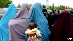 Des femmes musulmanes, certaines avec des bébés sur le dos, marchent pour exiger la libération du leader musulman chiite nigérian Ibrahim Zakzaky, le 14 mai 2018 à Abuja.