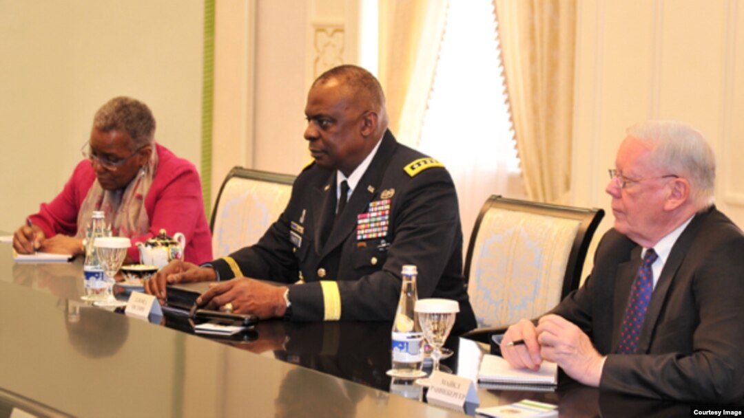 General Lloyd Ostin AQSh Markaziy qo'mondonligi rahbari, bu lavozimda u Iroqdagi harbiy harakatlarga ham bosh-qosh 
