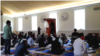 Suasana salat di masjid komunitas Indonesia, IMAAM Center, Maryland (dok: VOA)