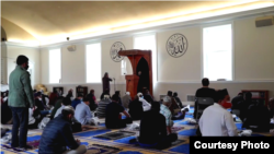 Suasana salat di masjid komunitas Indonesia, IMAAM Center, Maryland (dok: VOA)