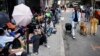 Imigranti u redu ispred jedne od lokacija za privremeni smeštaj u Njujorku, 31. jula 2023. (Foto: AP/John Minchillo)