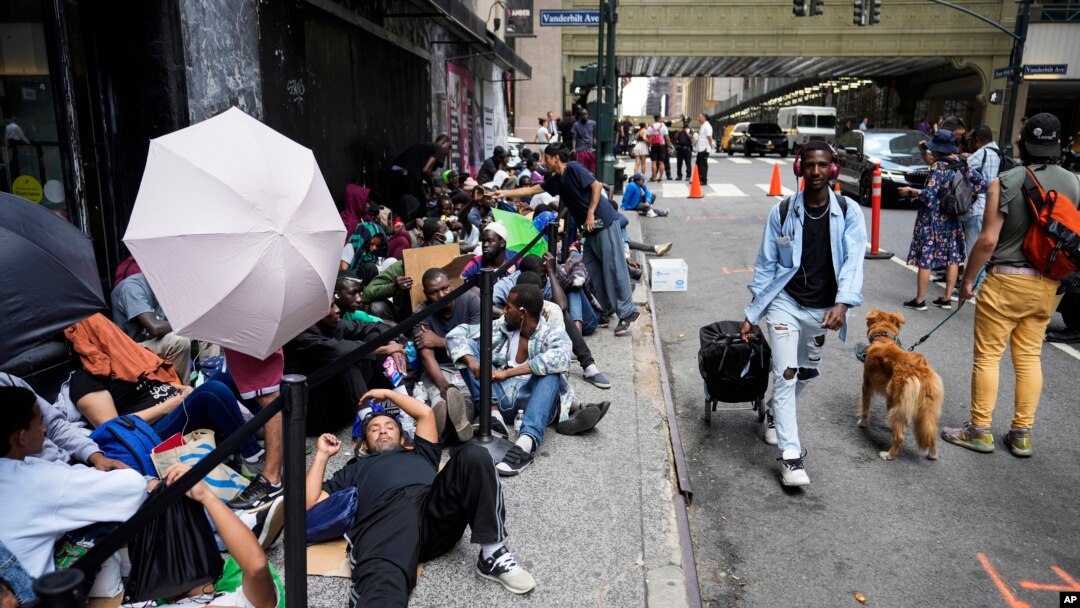 Para migran duduk mengantre di luar Hotel Roosevelt yang digunakan pemerintah kota New York sebagai tempat penampungan sementara (foto: dok). 