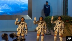 Astronaut China Wang Haoze (dari kiri ke kanan), Cai Xuzhe, dan Song Lingdong menyapa para hadirin saat menghadiri upacara pelepasan misi Shenzhou-19 di Pusat Peluncuran Satelit Jiuquan, China, pada 30 Oktober 2024. (Foto: AP/Ng Han Guan)