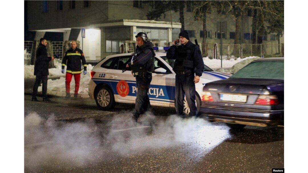 Polisi berdiri di pos pemeriksaan dekat tempat seorang pria bersenjata melepaskan tembakan di sebuah restoran dan menewaskan beberapa orang di Cetinje, Montenegro, 1 Januari 2025. (Stevo Vasiljevic/REUTERS)