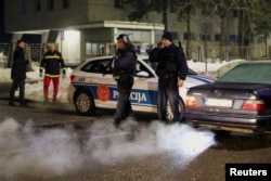 Polisi berdiri di pos pemeriksaan dekat tempat seorang pria bersenjata melepaskan tembakan di sebuah restoran dan menewaskan beberapa orang di Cetinje, Montenegro, 1 Januari 2025. (Stevo Vasiljevic/REUTERS)