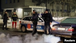 Arhiva - Pripadnici policije stoje na kontrolnom punktu u blizini mesta gde je napadač otvorio vatru na restoran i ubio više ljudi na Cetinju, Crna Gora, 1. januar 2025. (Foto: Rojters/Stevo Vasiljević)