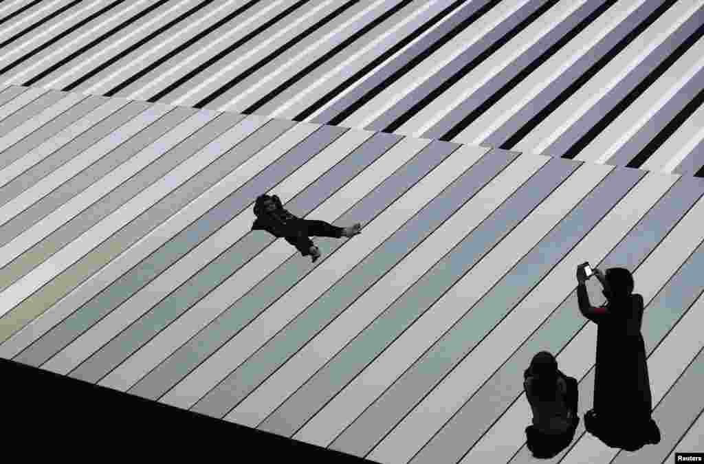 Seorang perempuan memotret anaknya yang berbaring di atas &quot;Pola Uji&quot;, karya terakhir seniman Jepang Ryoji Ikeda, dalam pembukaan pameran seniman itu yang menjadi bagian dari Vivid Festival di Sydney. Vivid Sydney, sebuah festival cahaya, musik dan ide-ide kreatif, berlangsung sampai tanggal 10 Juni.