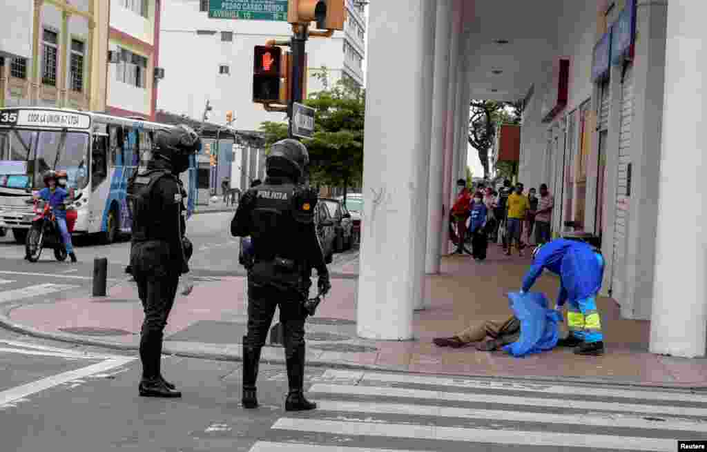 La foto muestra el cadáver de un hombre que cayó muerto en la acera, durante el toque de queda para aliviar el brote de la enfermedad por coronavirus.