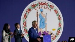 Kandidat gubernur negara bagian Virginia Terry McAuliffe, yang berasal dari Partai Demokrat, berbicara dalam acara penghitungan suara di McLean, Virginia, pada 2 November 2021. McAuliffe kalah dari lawannya Glenn Youngkin dalam pemihan tersebut. (Foto: AP/Steve Helber)