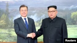 Le président sud-coréen Moon Jae-in et le leader nord-coréen Kim Jong Un lors du sommet de Panmunjom, en Corée du Nord, le 26 mai 2018.