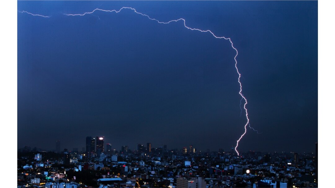 Kilatan petir menyambar badai pagi di Mexico City, 22 Juni 2020. (Foto: dok).