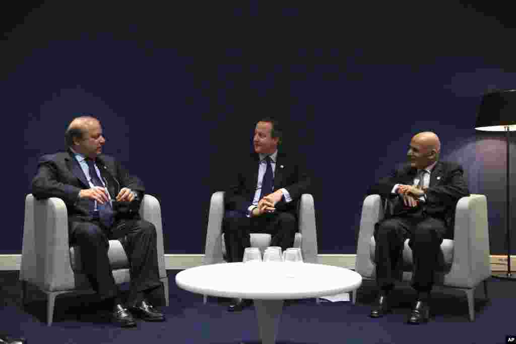 Perdana Menteri Pakistan Nawaz Sharif (kiri) bersama Perdana Menteri Inggris David Cameron dan Presiden Afghanistan Ashraf Ghani dalam COP21, Konferensi Perubahan Iklim PBB, di Le Bourget, di luar kota Paris (30/11). (AP/Pool/Thibault Camus)