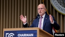 资料照片：美国联邦通信委员会主席布伦丹·卡尔2026年7月22日在FCC公开会议后的新闻发布会上发表讲话。