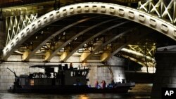 Sebuah perahu ambil bagian dalam upaya penyelamatan korban kapal terbalik di Sungai Danube, di bawah jembatan Margaret, Budapest, Hongaria , June 5, 2019. 