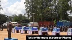 Jenerali Bernard Commis naibu mkuu wa majeshi ya kulinda amani ya UN nchini DRC akitoa heshima za mwisho kwa askari wake waliouawa huko Beni, Kivu Kaskazini, Novemba 18, 2018.(Twitter/Monusco)