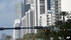 En el área que va desde Miami Beach hasta Sunny Isles Beach, en Florida, hay decenas de edificios de condominios frente a la playa y hoteles de lujo que se están hundiendo, según un estudio de la Universidad de Miami. (Foto: AP)