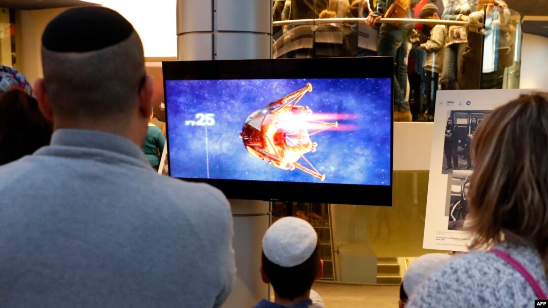 Warga menyaksikan tayangan televisi tentang rencana pendaratan pesawat ruang angkasa Israel, Beresheet, sesaat sebelum pesawat itu menabrak Bulan. Mereka menyaksikan acara tersebut di Planetaya Planetarium, di Kota Netanya, 11 April 2019.