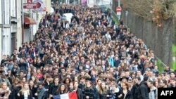 Estudiantes de secundaria franceses marchan en Le Mans, en el noroccidente de Francia, el lunes 16 de noviembre de 2015, en honor de las 129 víctimas de los ataques terroristas de la semana pasada en París.