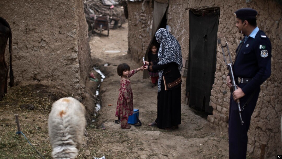 Islomobod yaqinda yashayotgan afg'on qochqinlari. "Saylovlarni buzishdan bizga nima naf? Afg’oniston bu sinovdan tinchgina o’tib olishini xohlaymiz. Bu davlat barqaror bo’lmasa, Pokiston ham osuda hayot kechirolmaydi", - deydi Pokiston rasmiylari. 